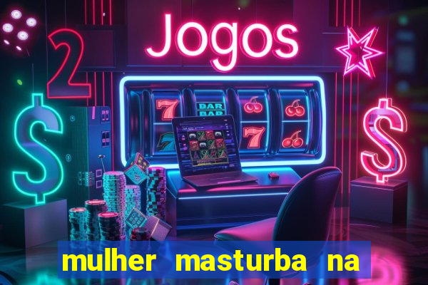 mulher masturba na quina da cama