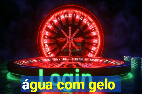 água com gelo